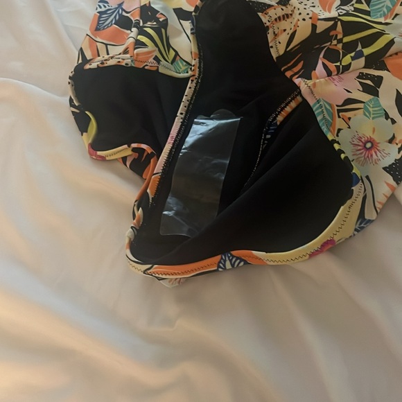 NWT Old Navy Floral-Print Secret-Slim Plus-Size Underwire One-Piece Swimsuit - Picture 6 of 8